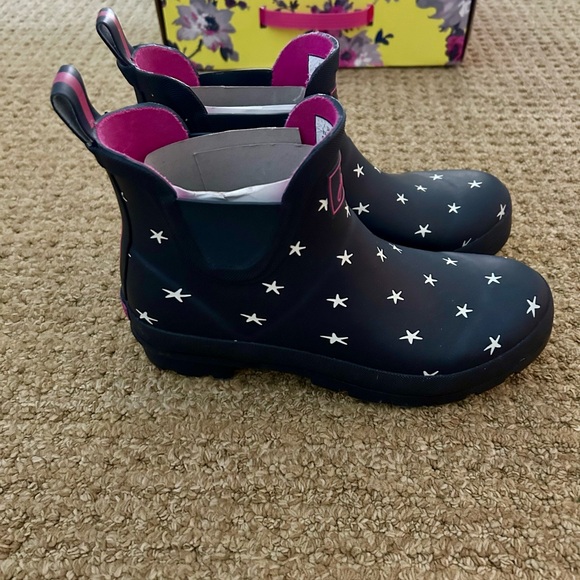 NEVER WORN women’s rain boots with box and tags - Picture 1 of 6